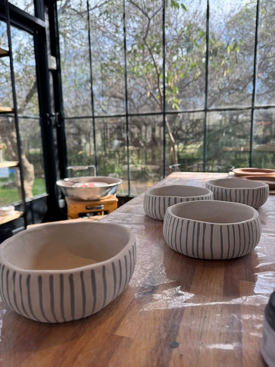 Cuencos de cerámica hechos en el taller