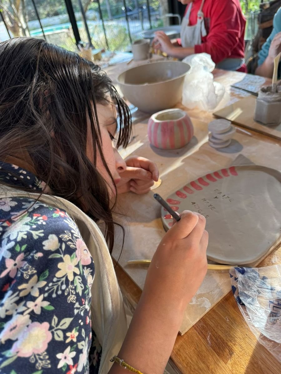 Pintando una pieza de cerámica